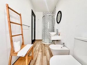 Secadora de cabello, toallas, jabón, papel de baño