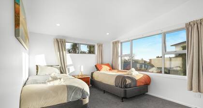Peninsula Paradise - Raglan Holiday Home