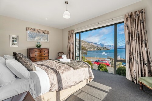 Frankton Arm Vista - Queenstown Holiday Home