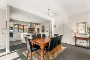 Dining - Frankton Arm Vista - Queenstown Holiday Home (Queenstown)