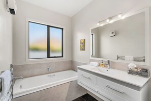 Bathroom - Frankton Arm Vista - Queenstown Holiday Home (Queenstown)