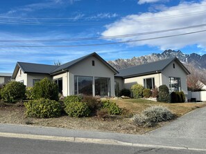Exterior - Frankton Arm Vista - Queenstown Holiday Home (Queenstown)