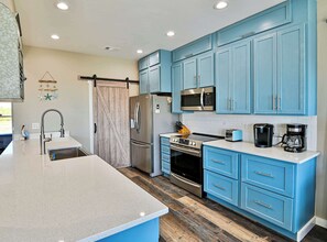 Réfrigérateur, four à micro-ondes, un four, surface de cuisson