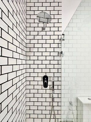 Shower, hair dryer, towels, soap - Unique Apt Off The Sea Front (Il-Gżira)