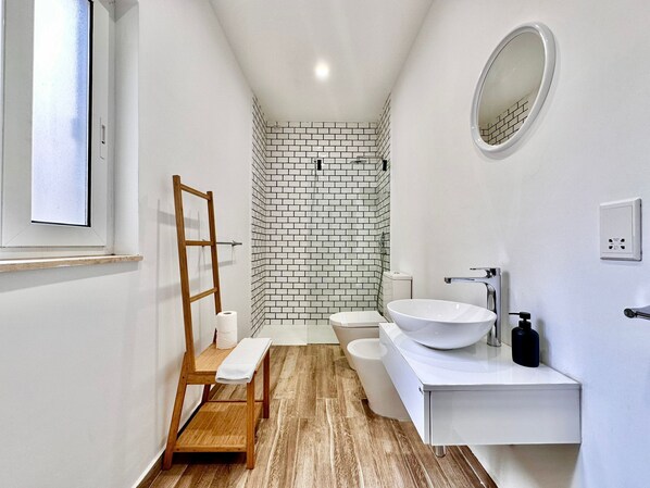 Shower, hair dryer, towels, soap - Unique Apt Off The Sea Front (Il-Gżira)