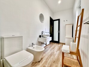 シャワー、ヘアドライヤー、タオル、石鹸