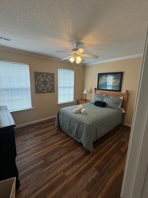 5 sovrum, skrivbord, strykjärn/strykbräda och resesäng