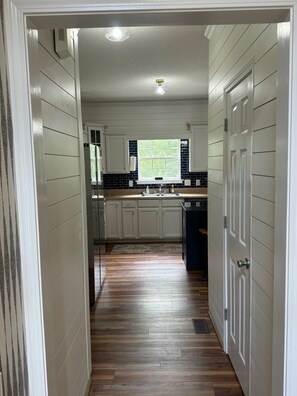 Fridge, microwave, oven, stovetop - The HART of Tiger Town!  Lakefront home less than 4 miles to Clemson University (Seneca)