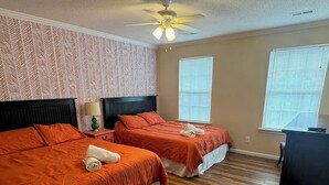 Room - Lakefront Home- Dock + Firepit - 5 Min to Clemson (Seneca)