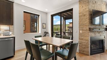 Condo (2 Bedrooms) | Property amenity