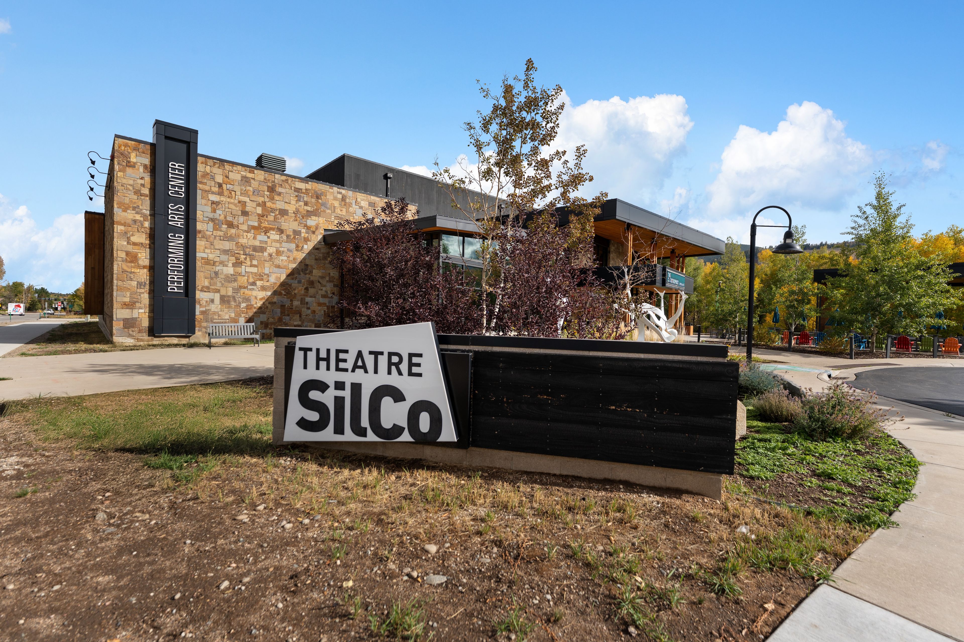 Um edifício moderno com uma placa que indica 'THEATRE Silco' na frente.