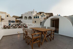 Outdoor dining - Stylish Villa with Private Pool | Family-Friendly Retreat (Santorini)