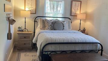 2 bedrooms, in-room safe, desk, iron/ironing board