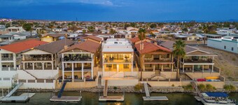 Exceptional 4 Bedroom Riverfront Home with Dock! Sleeps 16