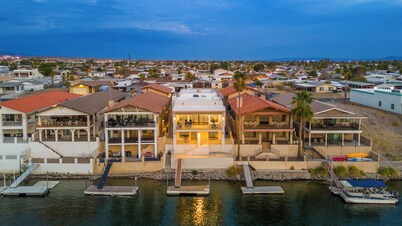 Exceptional 4 Bedroom Riverfront Home with Dock! Sleeps 16