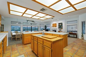 Fridge, microwave, oven, stovetop - Exceptional 4 Bedroom Riverfront Home with Dock! Sleeps 16 (Bullhead City)