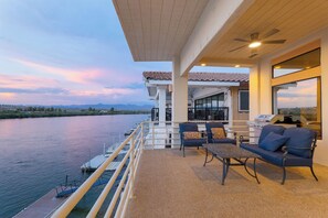Terrace/patio - Exceptional 4 Bedroom Riverfront Home with Dock! Sleeps 16 (Bullhead City)