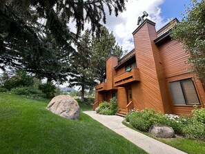 Exterior - Snowflower #75 (3-Bedroom Condo) with Pool by RedAwning (Mammoth Lakes)