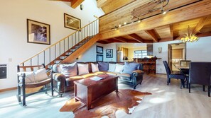 Fernseher, Kamin, DVD-Player