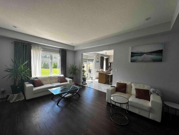 Living area - Private room with private bathroom (Thorold)