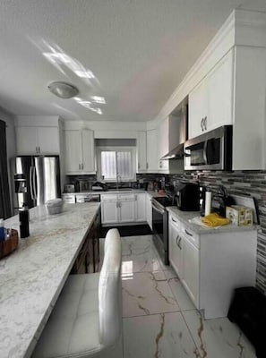 Private kitchen - Amazing Private room with shared Ensuites. (Thorold)