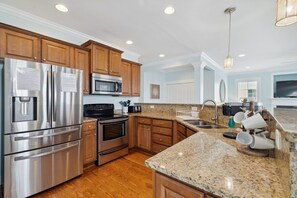 Geladeira, micro-ondas, fogão, cooktop