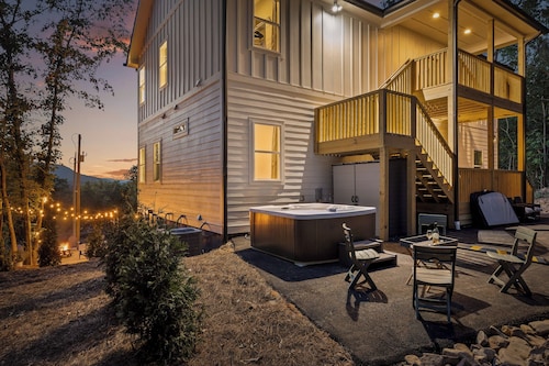 Chatt Vistas-4bdr-2Units-ViewsofLookoutMtn-HotTub-Slps 12+