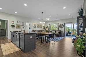 Interior - Chatt Vistas-2bd2ba- HotTub - Lux Shower - Patio - Sleeps 6+ (Fairview)