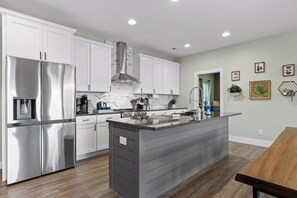 Fridge, microwave, oven, stovetop - Chatt Vistas-2bd2ba- HotTub - Lux Shower - Patio - Sleeps 6+ (Fairview)