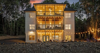 Chatt Vistas|2bd2ba| HotTub | Lux Shower | Patio | Sleeps 6+