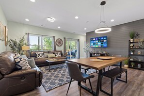 TV, fireplace - Chatt Vistas-2bd2ba- HotTub - Lux Shower - Patio - Sleeps 6+ (Fairview)