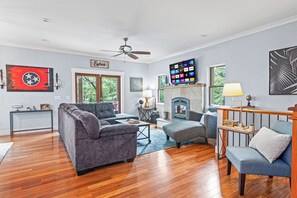 TV, fireplace - Side of Lookout Mtn-2bdrm Lux Bungalow-Chatt Vistas (Chattanooga)