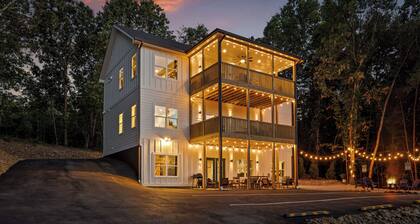 Chatt Vistas-6bdr 6ba-3 Story-Theater-HotTub-Sleeps 15+