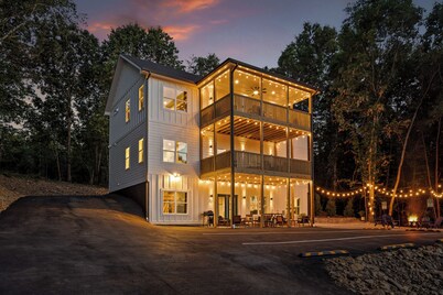 Chatt Vistas-6bdr 6ba-3 Story-Theater-HotTub-Sleeps 15+