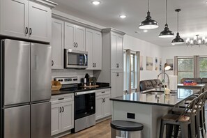 Kjøleskap, mikrobølgeovn, ovn og kokeplater