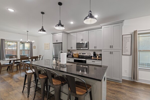 Kjøleskap, mikrobølgeovn, ovn og kokeplater