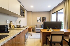 Panoramic Apartment | Private kitchen | Fridge, microwave, stovetop, coffee/tea maker - Terraço Oscar Freire by Viva - Prédio novo ao lado do Hospital das Clínicas e do metrô (São Paulo)
