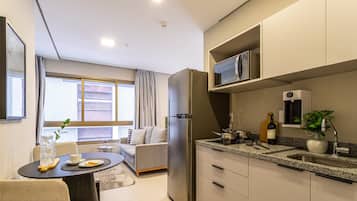 Estudio empresarial | Cocina privada | Refrigerador, microondas, parrilla de estufa y cafetera y tetera