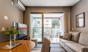 Family Apartment | Living area | 32-inch Smart TV with digital channels - Terraço Oscar Freire by Viva - Prédio novo ao lado do Hospital das Clínicas e do metrô (São Paulo)