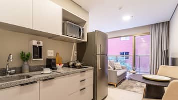 Estudio básico | Cocina privada | Refrigerador, microondas, parrilla de estufa y cafetera y tetera