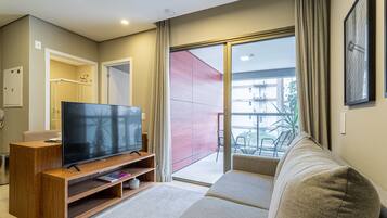 Comfort Apartment | Ruang tamu | 32 inci sebuah televisyen pintar dengan digital