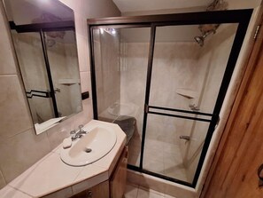 Comfort Room, Garden View | Bathroom