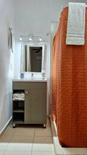 Dusche, Handtücher, Toilettenpapier