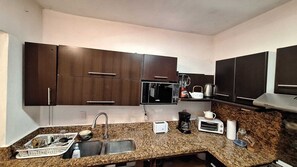Microondas, horno, parrilla de estufa y cafetera y tetera 