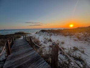 Sulla spiaggia, lettini da mare, teli da spiaggia