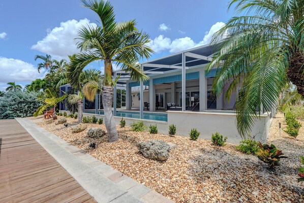 Terrace/patio - PALMVIEW PARADISE 1 STORY COMFORT, HEATED GRAND POOL, BEACH ACCESS, OCEAN ACCESS (Fort Myers Beach)