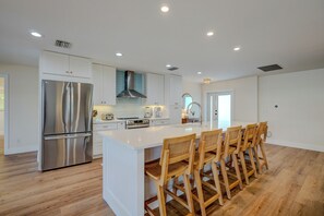 Fridge, microwave, oven, stovetop - PALMVIEW PARADISE 1 STORY COMFORT, HEATED GRAND POOL, BEACH ACCESS, OCEAN ACCESS (Fort Myers Beach)