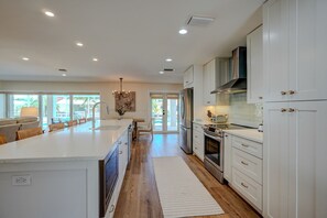 Fridge, microwave, oven, stovetop - PALMVIEW PARADISE 1 STORY COMFORT, HEATED GRAND POOL, BEACH ACCESS, OCEAN ACCESS (Fort Myers Beach)