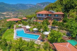 Un hôtel doté d’une piscine, de nombreuses chambres et situé dans un cadre montagneux.