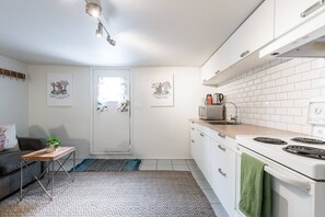 Fridge, microwave, oven, stovetop - Cool, cozy and modern space with a garden patio to enjoy meals in sunny weather. (Vancouver)